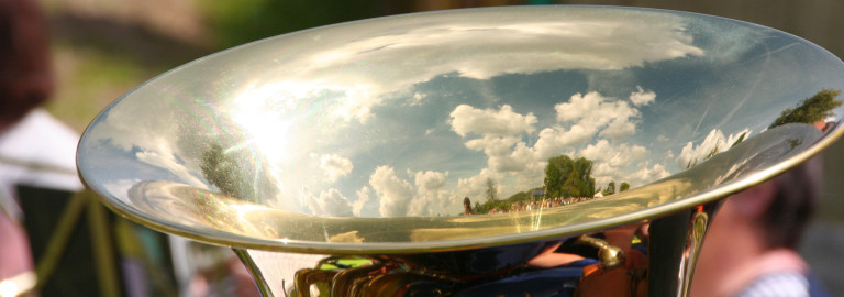 Tuba beim Open-Air-Gottesdienst