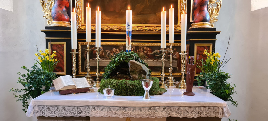 Altar zum Auferstehungsgottesdienst 2022; Bild: Annette Punzmann