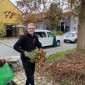 Gartenaktion 2022 Thomas Sparrer unterstützt Gattin Daniela Klier