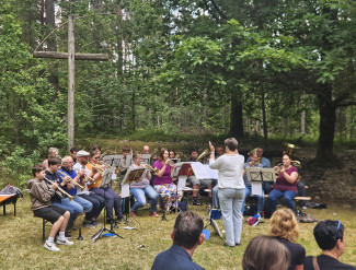 Der Posaunenchor spielt beim Waldgottesdienst 2026 in Rupprechtsreuth
