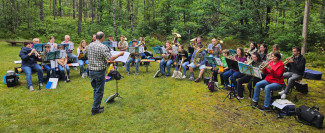Posauenchöre aus Neunkirchen und Mantel spielen im Waldforum.