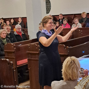 Dirigentin Veronika Weber während des Konzerts