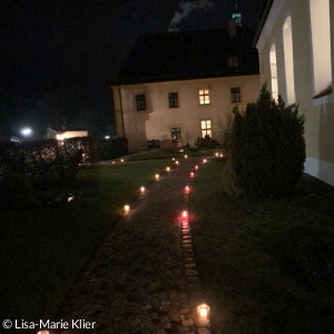 Auf dem Weg zum Gottesdienst im Kerzenschein