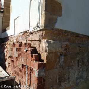 Glockenturm Gesimse und Mauer