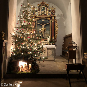 geschmückter Weihnachtsbaum im Altarraum